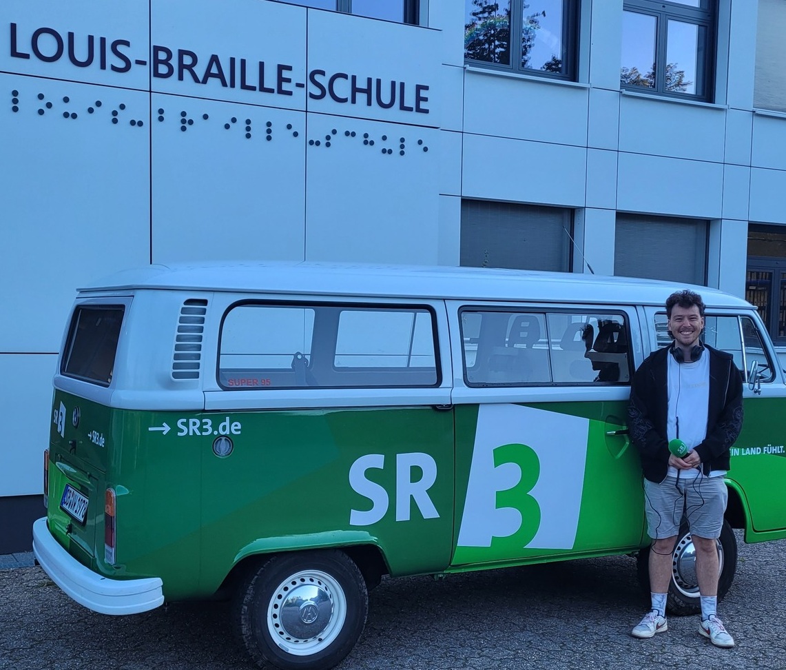 Max%20Zettler%20mit%20dem%20GuMo-Mobil%20vor%20dem%20Schulgeb%C3%A4ude